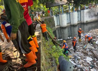 Sukseskan Program KASAD, Aksi Bersih Sungai TMMD Reguler Ke-125 Kodim 0735/Surakarta