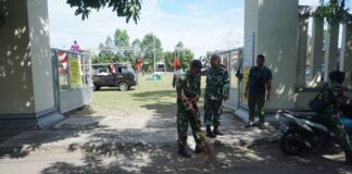 Jelang Penutupan TMMD Reguler Ke-125 Kodim 0735/Surakarta, Anggota Satgas Bersama Warga Bersihkan Lapangan