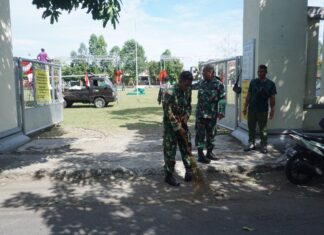 Jelang Penutupan TMMD Reguler Ke-125 Kodim 0735/Surakarta, Anggota Satgas Bersama Warga Bersihkan Lapangan