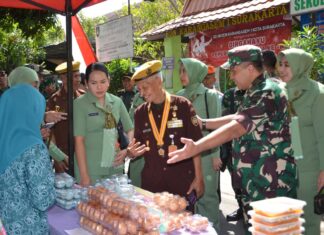 Kemurahan Hati Seorang Kasdam IV/Diponegoro, Borong Hasil UMKM Dan Dibagikan Kepada Veteran, Linmas dan Masyarakat Yang Hadir Upacara TMMD