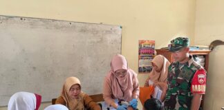 Babinsa Sambi Dampingi Imunisasi, Anak-Anak Jadi Lebih Berani Disuntik