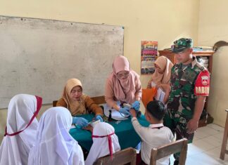 Babinsa Sambi Dampingi Imunisasi, Anak-Anak Jadi Lebih Berani Disuntik