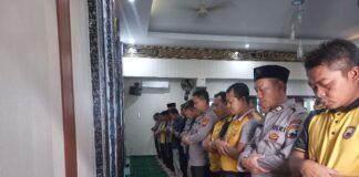 Polres Demak dan Masyarakat Gelar Shalat Gaib Untuk Driver Ojol