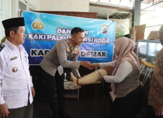 Kapolres Demak Beri Bantuan Kaki Palsu Bagi Penyandang Disabilitas