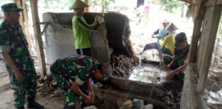 Babinsa Gotong Royong Bantu Warga, Kali Ini Bangun Fondasi Rumah