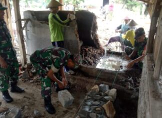 Babinsa Gotong Royong Bantu Warga, Kali Ini Bangun Fondasi Rumah