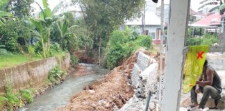 Waduh ! Tidak Sesuai, DPUPR Kota Depok Bongkar Pondasi di Proyek Turap Azalea