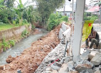 Waduh ! Tidak Sesuai, DPUPR Kota Depok Bongkar Pondasi di Proyek Turap Azalea