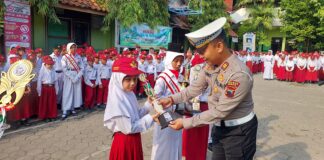 Satlantas Polres Demak Sosialisasikan Tertib Lalu Lintas di Sekolah, Beri Apresiasi untuk Siswa Berprestasi