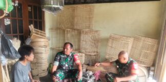 Babinsa Kunjungi Pelaku Usaha Kerajinan dari Bambu, Dukung Kreativitas dan Kemandirian Warga