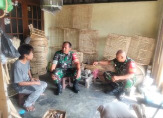 Babinsa Kunjungi Pelaku Usaha Kerajinan dari Bambu, Dukung Kreativitas dan Kemandirian Warga