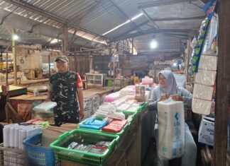 Pastikan Harga Sembako Stabil, Babinsa Danukusuman Sambangi Pedagang Pasar Harjodaksino