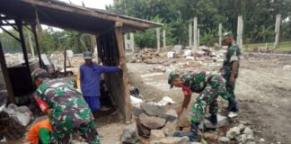Babinsa Gotong Royong Bersama Warga Bangun Rumah Agar Pekerjaan Cepat Selesai