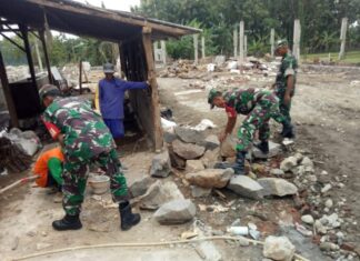 Babinsa Gotong Royong Bersama Warga Bangun Rumah Agar Pekerjaan Cepat Selesai