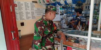 Implementasikan Bintahwil Dengan Pelaku UMKM, Babinsa Jayengan Motivasi Penjual Alat Elektronik