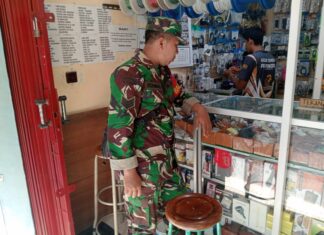 Implementasikan Bintahwil Dengan Pelaku UMKM, Babinsa Jayengan Motivasi Penjual Alat Elektronik