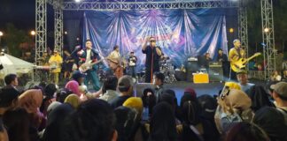 Band Bagindas Tampil Memukau, Hibur Penonton di malam Depok Literacy Fest 2025