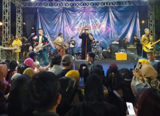 Band Bagindas Tampil Memukau, Hibur Penonton di malam Depok Literacy Fest 2025