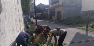 Babinsa Joyotakan Pelopori Kerja Bakti Di Warga Binaannya