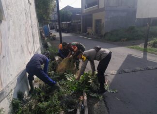Babinsa Joyotakan Pelopori Kerja Bakti Di Warga Binaannya
