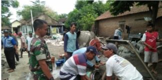 Cegah Banjir, Babinsa Ngemplak Ajak Warga Gotong Royong perbaikan Jalan dan Selokan