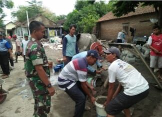 Cegah Banjir, Babinsa Ngemplak Ajak Warga Gotong Royong perbaikan Jalan dan Selokan