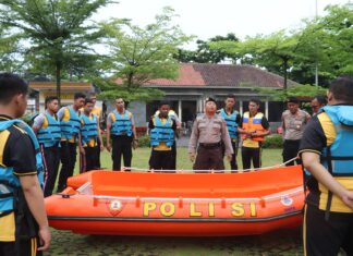 Tingkatkan Kesiapsiagaan, Polres Demak Latih Personel Samapta Hadapi Banjir dan Longsor