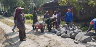 Heri Tak Sungkan Bantu Warganya dalam Pembangunan Talud Jalan Desa