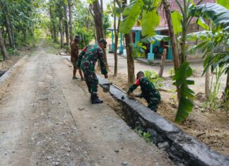 Babinsa Kerja Bakti Bangun Talud Jalan Desa Sepanjang 300 Meter, Perkuat Infrastruktur