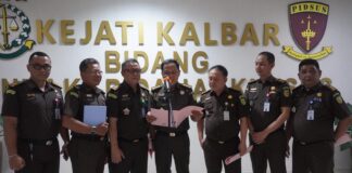 Kejati Kalbar Tahan 2 Tersangka Tipikor Penggunaan Dana Hibah Mujahidin