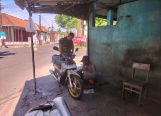 Tukang Tambal Ban Jadi Incaran dan Sasaran Komsosnya Babinsa Kemlayan