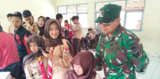 Babinsa Dampingi Skrining Kesehatan Siswa SMK I Selo, Wujud Sinergi TNI dan Tenaga Medis Jaga Generasi Sehat