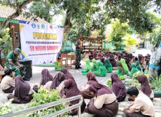 Babinsa Saradan Jadi Narasumber Pengenalan Pancasila kepada Siswa SD