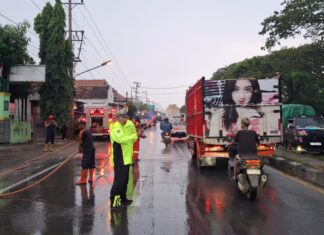 Bersihkan Lumpur di Jalan Pantura Satlantas Polres Demak dan Damkar