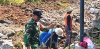 Cegah Longsor, Babinsa Nogosari Gotong Royong Bangun Talud Bersama Warga