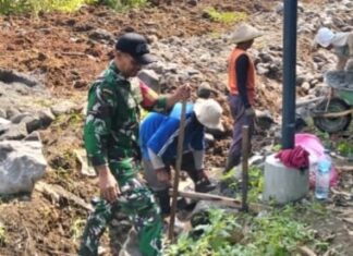 Cegah Longsor, Babinsa Nogosari Gotong Royong Bangun Talud Bersama Warga