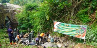 TNI AD Gelar Karya Bakti Bersihkan Sungai di Ampel Boyolali dalam Rangka Hari Juang TNI AD ke-80