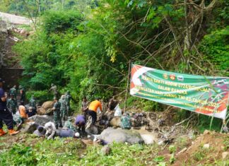 TNI AD Gelar Karya Bakti Bersihkan Sungai di Ampel Boyolali dalam Rangka Hari Juang TNI AD ke-80