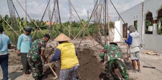Babinsa Turut Berpartisipasi, Bantu Pemindahan Material Uruk untuk Pembangunan Masjid