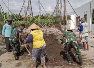 Babinsa Turut Berpartisipasi, Bantu Pemindahan Material Uruk untuk Pembangunan Masjid