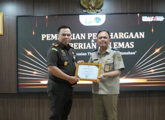 Kajari Depok Arif Budiman Diberi Penghargaan Pin Emas Oleh Menteri ATR/BPN