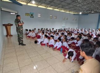 Tanamkan Cinta Tanah Air Sejak Dini, Babinsa Sambi Beri Wasbang Siswa SD Muhammadiyah