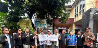 Mahasiswa KKM STAI Al Hidayah Bogor Tutup Kegiatan dengan Sosialisasi Peduli Lingkungan dan Penyerahan 2 Gerobak Sampah di Balumbang Jaya