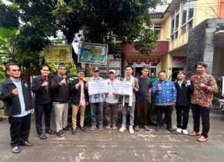 Mahasiswa KKM STAI Al Hidayah Bogor Tutup Kegiatan dengan Sosialisasi Peduli Lingkungan dan Penyerahan 2 Gerobak Sampah di Balumbang Jaya