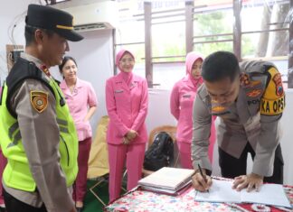 Kapolres Demak Bersama Bhayangkari Tinjau Pos Pengamanan Nataru, Tekankan Kewaspadaan dan Pelayanan Ikhlas