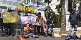 Dianggap Lama Urus Sertifikat Tanah Kantor BPN Depok Digeruduk AMANAT Dengan Aksi Bakar-Bakaran