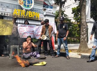 Dianggap Lama Urus Sertifikat Tanah Kantor BPN Depok Digeruduk AMANAT Dengan Aksi Bakar-Bakaran