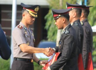 Wujud Penghormatan Negara, Polres Demak Sematkan Satya Lencana