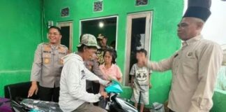 Bawa Bingkisan Kapolres Depok Sambangi Pedagang Es Kue yang Viral
