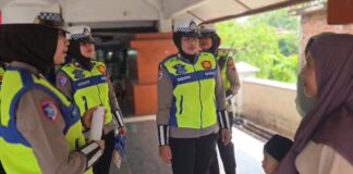 Polwan Satlantas Polres Demak Patroli Dialogis di Pasar Bintoro dan Makam Sunan Kalijaga